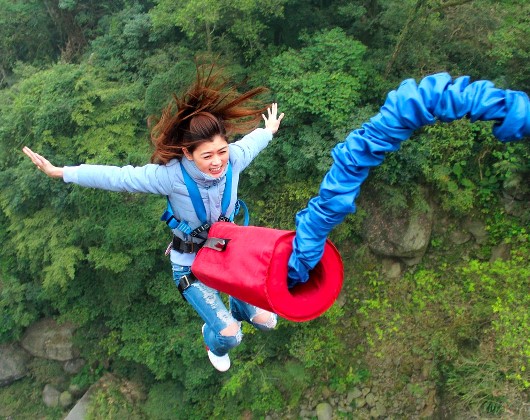 Les 6 DANGERS du SAUT à l’ÉLASTIQUE 